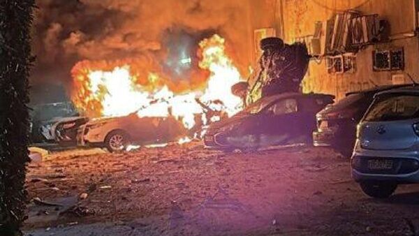 سقوط یک موشک ایرانی باعث آتش‌سوزی در خودروهای اسرائیلی در مرکز تل‌آویو شد - اسپوتنیک ایران  