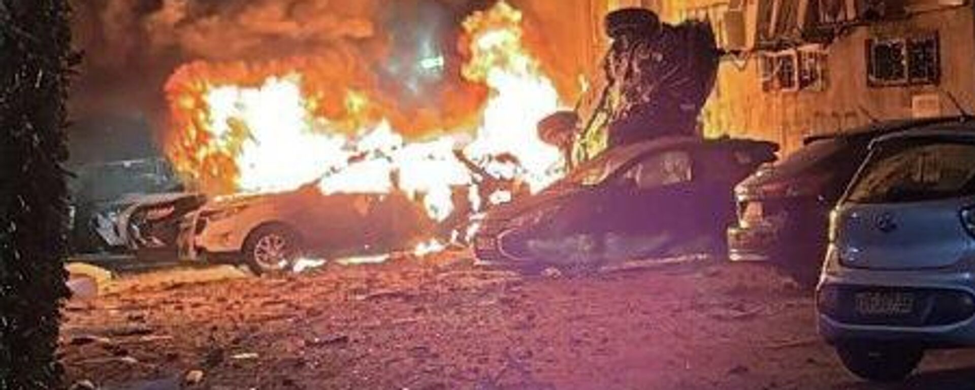 سقوط یک موشک ایرانی باعث آتشسوزی در خودروهای اسرائیلی در مرکز تلآویو شد سقوط یک موشک ایرانی باعث آتشسوزی در خودروهای اسرائیلی در مرکز تلآویو شد - اسپوتنیک ایران , 1920, 15.03.2026