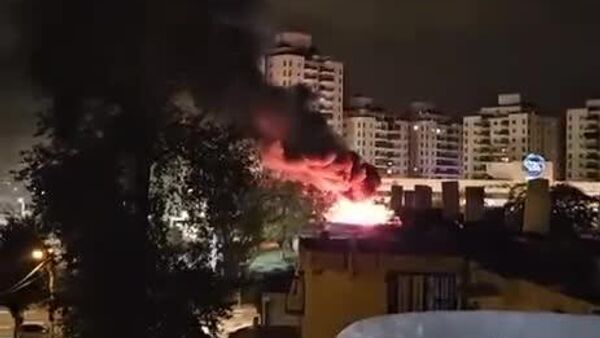 اصابت ترکش موشک های ایرانی باعث آتش سوزی در شهر حولون در جنوب اسرائیل شد - اسپوتنیک ایران  