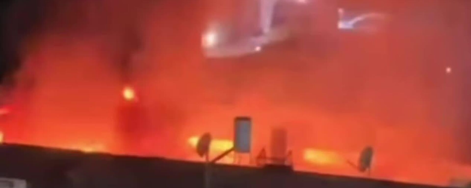 آتشسوزی پس از برخورد قطعات موشک ایرانی به شهر رمله در اسرائیل آتشسوزی پس از برخورد قطعات موشک ایرانی به شهر رمله در اسرائیل - اسپوتنیک ایران , 1920, 15.03.2026