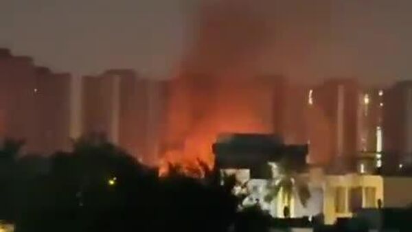 شعله‌های آتش پس از حمله پهپادی به سفارت آمریکا در بغداد - اسپوتنیک ایران  