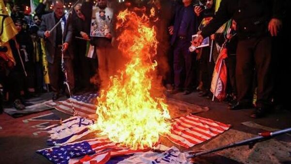 آتش‌زدن پرچم‌های آمریکا و اسرائیل در چهارشنبه‌سوری امسال - اسپوتنیک ایران  