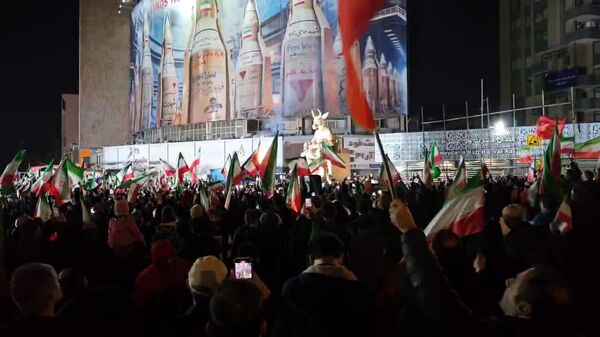 به آتش کشیدن نماد بت بعل در میدان ولی‌عصر تهران - اسپوتنیک ایران  