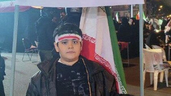 دست‌نوشته پسر نوجوان در میدان فردوسی تهران برای جشن چهارشنبه سوری - اسپوتنیک ایران  