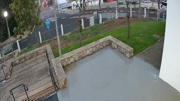 لحظه سقوط موشک‌های حزب‌الله لبنان بر روی شهرک کریات شمونه در شمال اسرائیل - اسپوتنیک ایران  