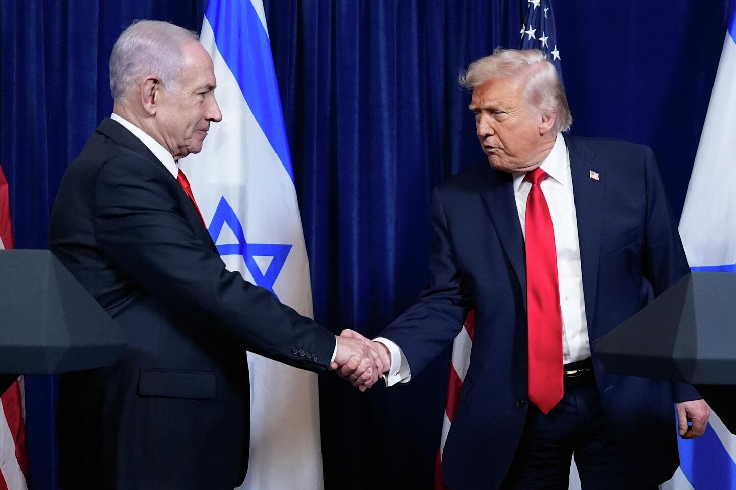 President Donald Trump shakes hands with Israel's Prime Minister Benjamin Netanyahu at the end of a news conference at Mar-a-Lago, Monday, Dec. 29, 2025, in Palm Beach, Fla - اسپوتنیک ایران  