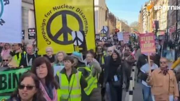 تجمع گسترده علیه جنگ ایران در لندن برگزار شد - اسپوتنیک ایران  