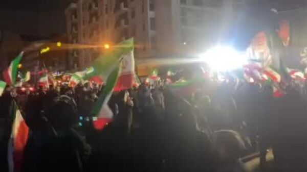 تجمعات شبانه تهرانی ها در میدان نبوت، شهرک قائم و میدان هفت تیر - اسپوتنیک ایران  