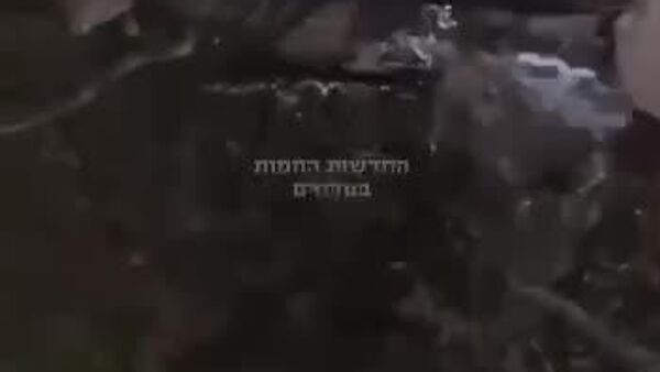 ورود تیم‌های امدادرسانی به محل فروریختن بخشی از یک ساختمان در بنی براک، در منطقه تل‌آویو، پس از حمله موشکی ایران - اسپوتنیک ایران  