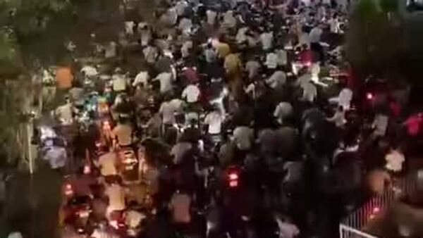 صف‌های پمپ بنزین ها در هند ساعت به ساعت رو به افزایش است - اسپوتنیک ایران  