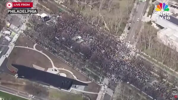 هزاران نفر در اعتراضات «بدون پادشاه» علیه سیاست‌های ترامپ در سراسر آمریکا تجمع کردند - اسپوتنیک ایران  