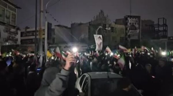 واکنش مردم تهران به قطع برق در میدان شهدا توسط حملات اسرائیل آمریکا - اسپوتنیک ایران  