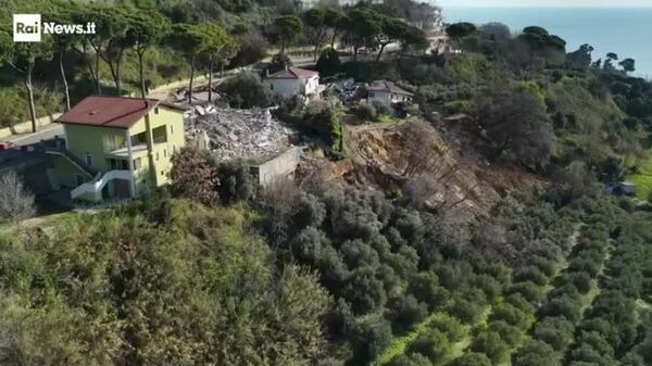 در شهر سیلوی آبروتزو ایتالیا رانش زمین عظیمی رخ داد که باعث فرو ریختن تعدادی ساختمان مسکونی شد - اسپوتنیک ایران  