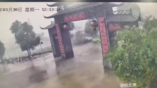 فرو ریختن یک دروازه باستانی در چین به دلیل طوفان که کم مانده بود روی یک رهگذر بیفتد - اسپوتنیک ایران  