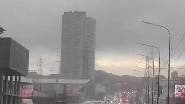 خیابان‌های شهر ولگوگراد روسیه به دلیل بارش شدید باران دچار آبگرفتگی شده‌اند - اسپوتنیک ایران  