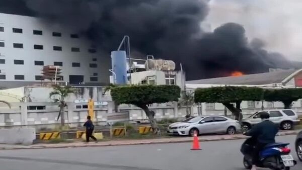 آتش‌سوزی بزرگ در یک کارخانه نساجی در منطقه چانگهوا تایوان - اسپوتنیک ایران  