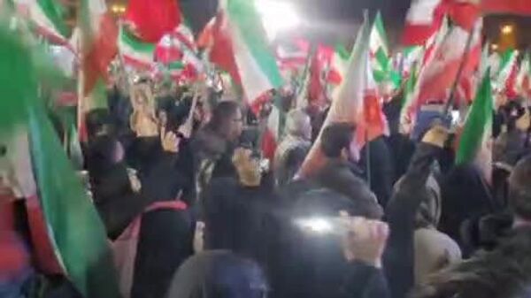 مردم همچنان در شهرهای مختلف ایران در خیابان‌ها حضور دارند - اسپوتنیک ایران  