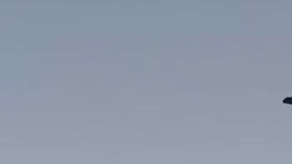 تصاویری از یک پهپاد حزب‌الله که پیش از حمله به هدفی در شومرات، نزدیک شهر عکا، بر فراز شمال اسرائیل پرواز می‌کند - اسپوتنیک ایران  