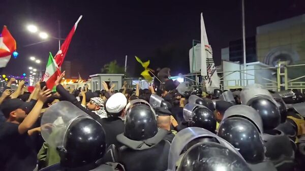 حمله معترضان به کنسولگری کویت در شهر بصره عراق - اسپوتنیک ایران  