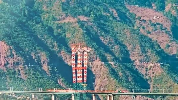 عبور تماشایی قطار از روی پل راه‌آهن روی رودخانه چناب در جامو و کشمیر - اسپوتنیک ایران  