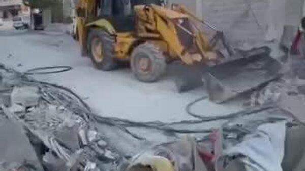 پیامدهای حملات هوایی اسرائیل به قانا در جنوب لبنان، در حالی که تیم‌های نجات آوارها را برای بازیابی قربانیان پاکسازی می‌کنند - اسپوتنیک ایران  