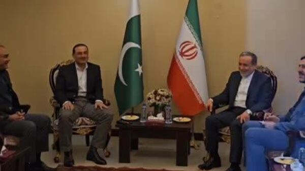 دیدار فیلد مارشال عاصم منیر فرمانده ارتش پاکستان با سید عباس عراقچی وزیر امور خارجه ایران - اسپوتنیک ایران  