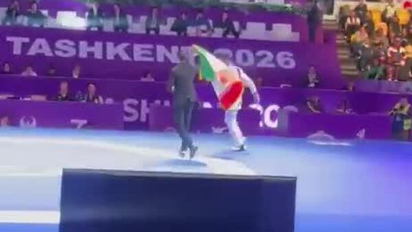 پارسا هوشیار پس از کسب مدال طلا، دور افتخاری با پرچم ایران برگزار کرد - اسپوتنیک ایران  