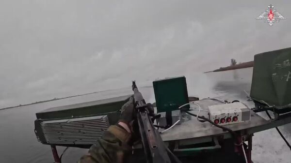 10 پهپاد کامیکازه اوکراینی تلاش کردند تا سرباز روسی سوار بر قایق را در نزدیکی رودخانه دنیپر-باگ از پا درآورند - اسپوتنیک ایران  