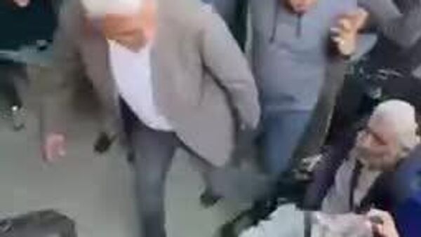 تعدادی از اسرای آزاد شده از نوار غزه پس از آزادی از زندان‌های اسرائیل به بیمارستان شهدای الاقصی در دیر البلح در غزه رفتند - اسپوتنیک ایران  