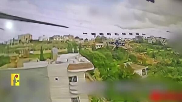 حزب‌الله لبنان فیلمی منتشر کرد که ادعا می‌کند حمله به یک تانک مرکاوا اسرائیلی در شهر بیت یاحون، جنوب لبنان، با استفاده از یک پهپاد را نشان می‌دهد - اسپوتنیک ایران  