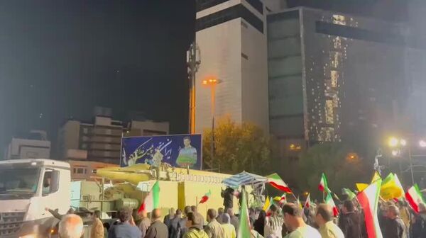 قدرت‌نمایی در میدان با ورود موشک قدر به میدان ونک تهران - اسپوتنیک ایران  