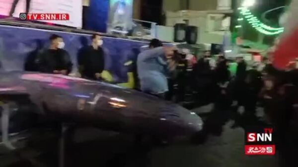 نمایش پهپاد آرش ارتش ایران در میان استقبال مردم در میدان جمهوری اسلامی تهران - اسپوتنیک ایران  