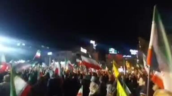 مردم در میدانی در تهران، با صدای بلند به کل کشور اعلام کردند که مردم و مسئولان، یکپارچه و متحد علیه دشمن هستند - اسپوتنیک ایران  