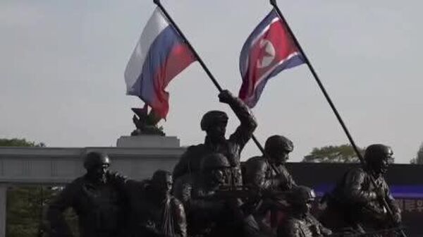 مراسم یادبود برای قهرمانان عملیات نظامی برون مرزی در پیونگ یانگ - اسپوتنیک ایران  