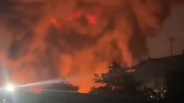 آتش‌سوزی مهیب در یک انبار نفت تصفیه‌شده در هانوی، پایتخت ویتنام - اسپوتنیک ایران  