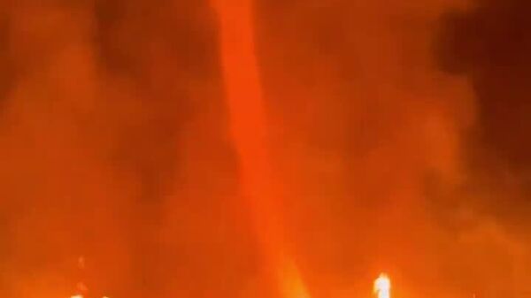 آتش نشانان در اسپانیا پدیده نادر گردباد آتشین را ثبت کرده‌اند - اسپوتنیک ایران  