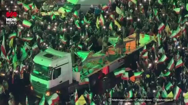 برای اولین بار نسل جدید پهپادهای انتحاری آرش در تجمع میدان انقلاب تهران رونمایی شدند - اسپوتنیک ایران  