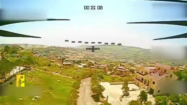 تصاویری از هدف قرار گرفتن یک نفربر زرهی نامرا ارتش اسرائیل توسط پهپاد حزب الله در شهر بنت جبیل ما را در سایت و تلگرام اسپوتنیک دنبال کنید - اسپوتنیک ایران  