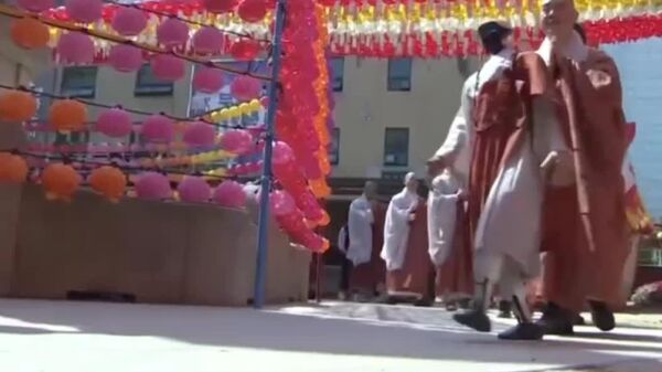 یک ربات در مراسمی ویژه توسط فرقه چوگیسا در کره جنوبی به عنوان راهب بودایی منصوب شد - اسپوتنیک ایران  