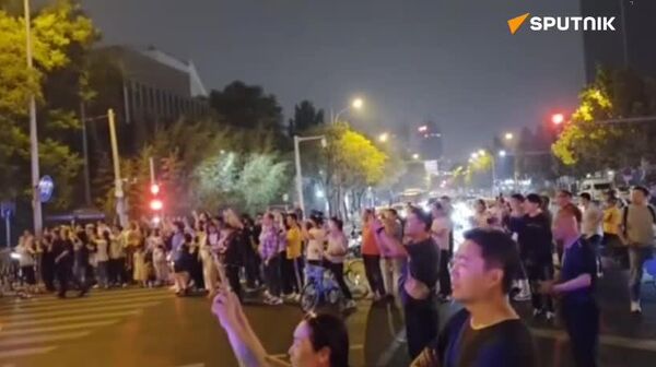 اطراف هتل محل اقامت ترامپ توسط مردم احاطه شده است - اسپوتنیک ایران  