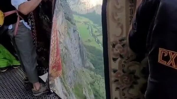 مراقب علاءالدین باشید - او همین الان هم با برادرانش سوار بر فرشی بر فراز کوههای آلپ سوئیس پرواز میکند - اسپوتنیک ایران  