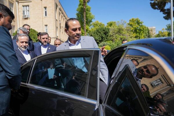 بدرقه عاصم منیر فرمانده ارتش پاکستان توسط عباس عراقچی وزیر امور خارجه ایران - اسپوتنیک ایران  