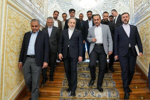 بدرقه عاصم منیر فرمانده ارتش پاکستان توسط عباس عراقچی وزیر امور خارجه ایران - اسپوتنیک ایران  