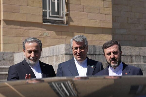 بدرقه عاصم منیر فرمانده ارتش پاکستان توسط عباس عراقچی وزیر امور خارجه ایران - اسپوتنیک ایران  