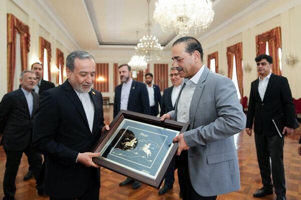 بدرقه عاصم منیر فرمانده ارتش پاکستان توسط عباس عراقچی وزیر امور خارجه ایران - اسپوتنیک ایران  