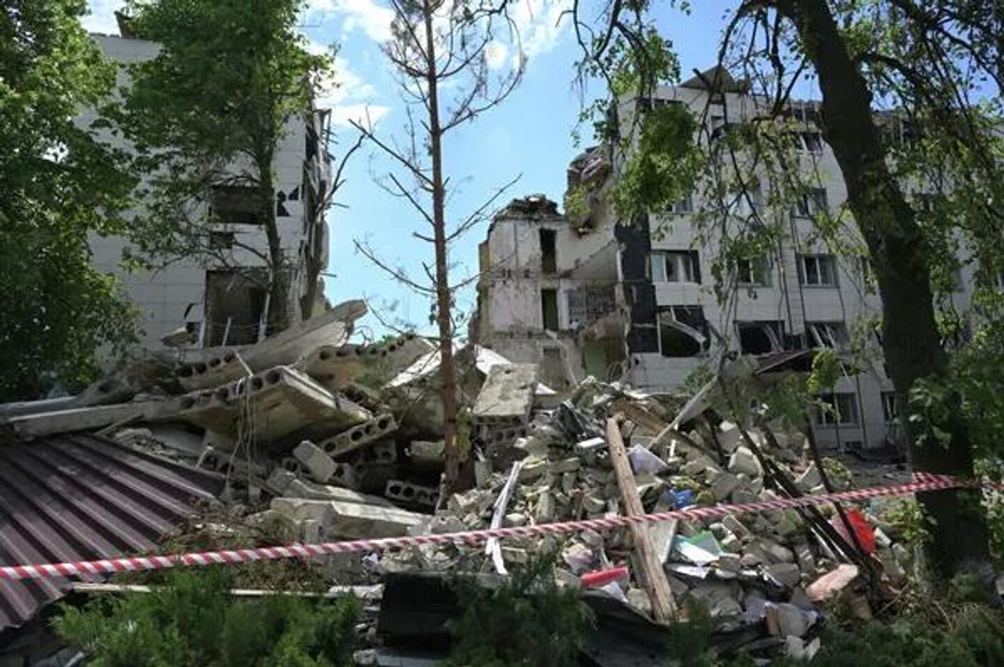 روزنامهنگاران خارجی روبهروی تراژدی استاروبلسک قرار میگیرند روزنامهنگاران خارجی روبهروی تراژدی استاروبلسک قرار میگیرند - اسپوتنیک ایران
