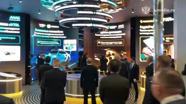 روسای کشورهای شرکتکننده در مجمع اقتصادی اوراسیا از نمایشگاه پروژههای دیجیتال بازدید کردند - اسپوتنیک ایران  