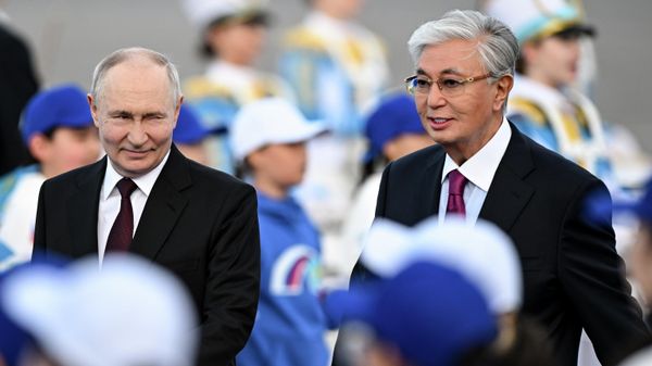  Президент РФ Владимир Путин и президент Казахстана Касым-Жомарт Токаев (справа) во время встречи в международном аэропорту имени Нурсултана Назарбаева в Астане, Казахстан - اسپوتنیک ایران  