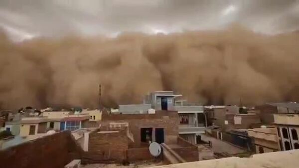 در شهر بیکانر (ایالت راجستان، هند)، به دلیل طوفان شدید گردوغبار، هوا تقریبا مانند شب تاریک شد - اسپوتنیک ایران  
