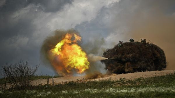Танк Т-80БВМ отрабатывает боевое слаживание с военнослужащими 7-й отдельной мотострелковой бригады группировки войск Юг в зоне проведения СВО - اسپوتنیک ایران  